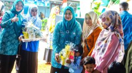 Ketua TP PKK Kepri Dewi Kumalasari Ansar menyerahkan paket pencegahan stunting di Kampung KB Abyaksa, Kelurahan Pinang Kencana, Tanjungpinang, Selasa (7/10/2025). Foto: INIKEPRI.COM/KepriProv 