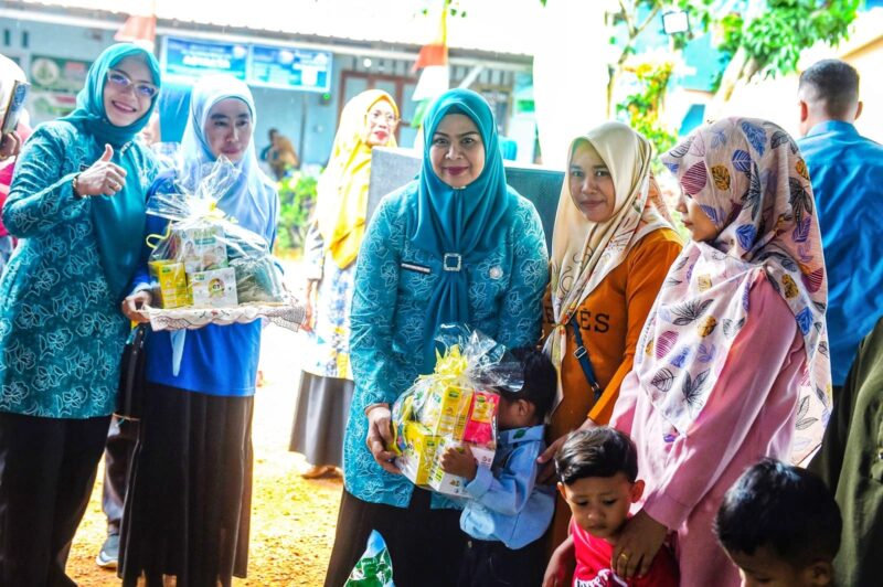 Ketua TP PKK Kepri Dewi Kumalasari Ansar menyerahkan paket pencegahan stunting di Kampung KB Abyaksa, Kelurahan Pinang Kencana, Tanjungpinang, Selasa (7/10/2025). Foto: INIKEPRI.COM/KepriProv 