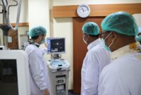 Gubernur Kepri Ansar Ahmad bersama Wagub Nyanyang menyaksikan proses tindakan intervensi jantung rotational atherectomy atau bor jantung di RSUD RAT Kepri, Tanjungpinang, Sabtu (4/10/2025). Foto: INIKEPRI.COM/KepriProv 