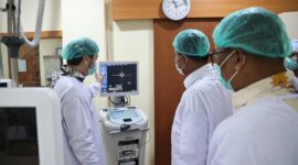 Gubernur Kepri Ansar Ahmad bersama Wagub Nyanyang menyaksikan proses tindakan intervensi jantung rotational atherectomy atau bor jantung di RSUD RAT Kepri, Tanjungpinang, Sabtu (4/10/2025). Foto: INIKEPRI.COM/KepriProv 