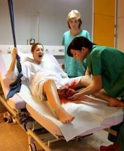 Viral Kisah ‘Rahim Copot’ Usai Melahirkan di Dukun Beranak, Dokter Ungkap Prosedur Vital yang Diabaikan