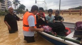 Petugas penyelamat membantu mengungsikan korban banjir ke tempat pengungsian. Foto: The Star Online Malaysia