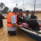 Petugas penyelamat membantu mengungsikan korban banjir ke tempat pengungsian. Foto: The Star Online Malaysia