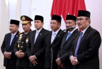 Ketua Komisi Percepatan Reformasi Polri Jimly Asshiddiqie (paling kanan) bersama para anggota ketika memberi keterangan di Istana Merdeka, Jumat (7/11/2025). Foto: Biro Setpres
