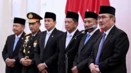 Ketua Komisi Percepatan Reformasi Polri Jimly Asshiddiqie (paling kanan) bersama para anggota ketika memberi keterangan di Istana Merdeka, Jumat (7/11/2025). Foto: Biro Setpres