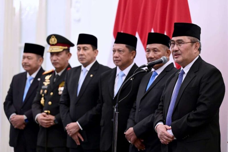 Ketua Komisi Percepatan Reformasi Polri Jimly Asshiddiqie (paling kanan) bersama para anggota ketika memberi keterangan di Istana Merdeka, Jumat (7/11/2025). Foto: Biro Setpres