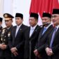 Ketua Komisi Percepatan Reformasi Polri Jimly Asshiddiqie (paling kanan) bersama para anggota ketika memberi keterangan di Istana Merdeka, Jumat (7/11/2025). Foto: Biro Setpres