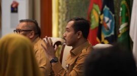 Kepala Bappedaa Kepri, Aries Fhariandi memaparkan strategi dan kerangka kerja teknis penanggulangan kemiskinan dalam Rapat Tim Koordinasi Penanggulangan Kemiskinan (TKPK) di Gedung Daerah Tanjungpinang, Selasa (25/11/2025). Foto: INIKEPRI.COM