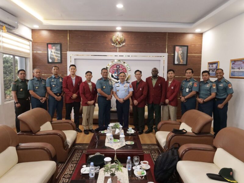 Komando Daerah Angkatan Laut (Kodaeral) IV Batam menerima kunjungan audiensi dari mahasiswa asing Universitas Pertahanan Republik Indonesia (UNHAN RI) Tahun Ajaran 2025. Foto: Komando Daerah Angkatan Laut (Kodaeral) IV