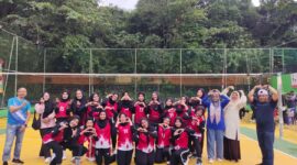 Tim Bola Voli Putri raih juara 3, Yunida Putri dan Zuriyatul Hikmah harumkan MTsN Tanjungpinang. Foto: INIKEPRI.COM