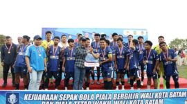 Wali Kota Amsakar Achmad menyerahkan langsung Piala Bergilir Wali Kota Batam dan Piala Tetap Wakil Wali Kota Batam kepada para juara. Foto: INIKEPRI.COM