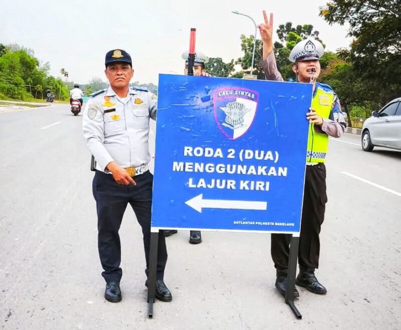 Dishub bersama jajaran kepolisian mulai melakukan sosialisasi penggunaan jalur kiri bagi pengendara sepeda motor. Foto: INIKEPRI.COM