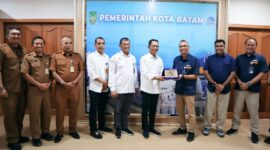 Wali Kota Batam, Amsakar Achmad, menerima kunjungan silaturahmi Kepala Cabang Perum Bulog Batam, Dani Satrio, di ruang kerjanya, Selasa (4/11/2025). Foto: INIKEPRI.COM