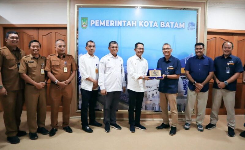 Wali Kota Batam, Amsakar Achmad, menerima kunjungan silaturahmi Kepala Cabang Perum Bulog Batam, Dani Satrio, di ruang kerjanya, Selasa (4/11/2025). Foto: INIKEPRI.COM