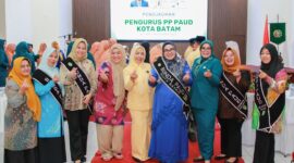 Ketua Tim Penggerak Pemberdayaan dan Kesejahteraan Keluarga (TP-PKK) Kota Batam, Erlita Amsakar, menghadiri pengukuhan pengurus Perkumpulan Penyelenggara (PP) PAUD Kota Batam di Universitas Ibnu Sina, Selasa (4/11/2025). Foto: INIKEPRI.COM/Media Center Batam 