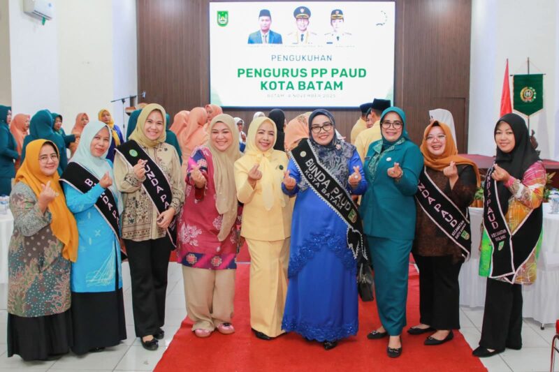 Ketua Tim Penggerak Pemberdayaan dan Kesejahteraan Keluarga (TP-PKK) Kota Batam, Erlita Amsakar, menghadiri pengukuhan pengurus Perkumpulan Penyelenggara (PP) PAUD Kota Batam di Universitas Ibnu Sina, Selasa (4/11/2025). Foto: INIKEPRI.COM/Media Center Batam 