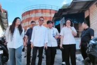Wali Kota Batam sekaligus Kepala BP Batam, Amsakar Achmad, menunaikan janjinya turun langsung meninjau kondisi suplai air bersih di kawasan Tanjung Sengkuang dan Batu Merah, Kecamatan Batu Ampar, Selasa (4/11/2025). Foto: INIKEPRI.COM