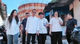 Wali Kota Batam sekaligus Kepala BP Batam, Amsakar Achmad, menunaikan janjinya turun langsung meninjau kondisi suplai air bersih di kawasan Tanjung Sengkuang dan Batu Merah, Kecamatan Batu Ampar, Selasa (4/11/2025). Foto: INIKEPRI.COM