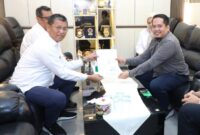 Pemerintah Kota (Pemko) Batam melalui Sekretaris Daerah (Sekda) Kota Batam, Firmansyah, menerima akta penyerahan lahan Prasarana, Sarana, dan Utilitas Umum (PSU) perumahan dari sejumlah pengembang. Penyerahan akta tersebut dilaksanakan di Ruang Kerja Sekda Lantai II Kantor Wali Kota Batam, Rabu (12/11/2025). Foto: INIKEPRI.COM/Media Center Batam 