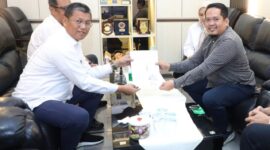 Pemerintah Kota (Pemko) Batam melalui Sekretaris Daerah (Sekda) Kota Batam, Firmansyah, menerima akta penyerahan lahan Prasarana, Sarana, dan Utilitas Umum (PSU) perumahan dari sejumlah pengembang. Penyerahan akta tersebut dilaksanakan di Ruang Kerja Sekda Lantai II Kantor Wali Kota Batam, Rabu (12/11/2025). Foto: INIKEPRI.COM/Media Center Batam 