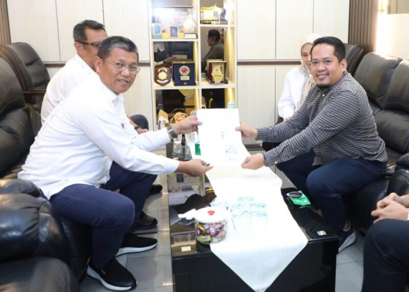 Pemerintah Kota (Pemko) Batam melalui Sekretaris Daerah (Sekda) Kota Batam, Firmansyah, menerima akta penyerahan lahan Prasarana, Sarana, dan Utilitas Umum (PSU) perumahan dari sejumlah pengembang. Penyerahan akta tersebut dilaksanakan di Ruang Kerja Sekda Lantai II Kantor Wali Kota Batam, Rabu (12/11/2025). Foto: INIKEPRI.COM/Media Center Batam 