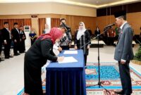 Wali Kota Batam, Amsakar Achmad, melantik dan mengukuhkan sejumlah pejabat di lingkungan Pemerintah Kota Batam di Aula Kantor Wali Kota Batam, Kamis (13/11/2025). Pelantikan itu juga dihadiri Wakil Wali Kota Batam, Li Claudia Chandra. Foto: INIKEPRI.COM
