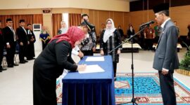 Wali Kota Batam, Amsakar Achmad, melantik dan mengukuhkan sejumlah pejabat di lingkungan Pemerintah Kota Batam di Aula Kantor Wali Kota Batam, Kamis (13/11/2025). Pelantikan itu juga dihadiri Wakil Wali Kota Batam, Li Claudia Chandra. Foto: INIKEPRI.COM
