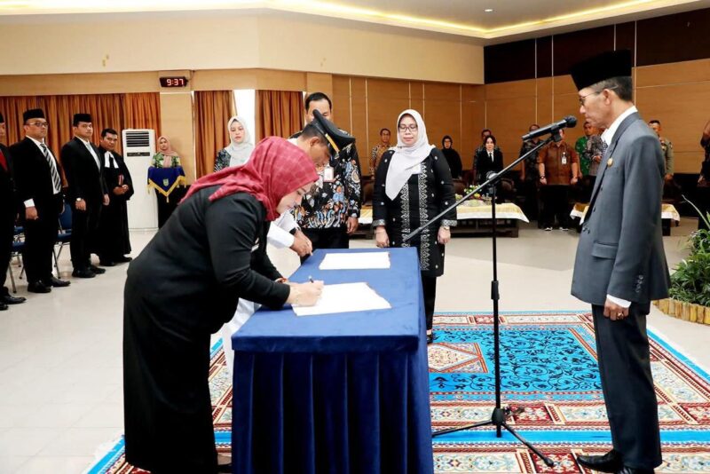 Wali Kota Batam, Amsakar Achmad, melantik dan mengukuhkan sejumlah pejabat di lingkungan Pemerintah Kota Batam di Aula Kantor Wali Kota Batam, Kamis (13/11/2025). Pelantikan itu juga dihadiri Wakil Wali Kota Batam, Li Claudia Chandra. Foto: INIKEPRI.COM
