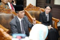 Wali Kota Batam, Amsakar Achmad, bersama Wakil Wali Kota Batam, Li Claudia Chandra, menerima audiensi dari Aliansi Masyarakat Rempang Galang Bersatu (AMAR-GB) di Kantor Wali Kota Batam, Kamis (13/11/2025). Foto: INIKEPRI.COM/Media Center Batam 