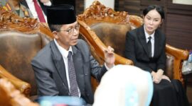 Wali Kota Batam, Amsakar Achmad, bersama Wakil Wali Kota Batam, Li Claudia Chandra, menerima audiensi dari Aliansi Masyarakat Rempang Galang Bersatu (AMAR-GB) di Kantor Wali Kota Batam, Kamis (13/11/2025). Foto: INIKEPRI.COM/Media Center Batam 