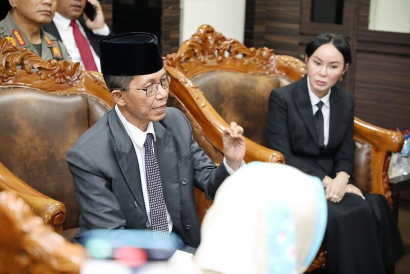 Wali Kota Batam, Amsakar Achmad, bersama Wakil Wali Kota Batam, Li Claudia Chandra, menerima audiensi dari Aliansi Masyarakat Rempang Galang Bersatu (AMAR-GB) di Kantor Wali Kota Batam, Kamis (13/11/2025). Foto: INIKEPRI.COM/Media Center Batam 