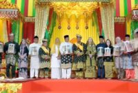 Ketua MPR RI, H. Ahmad Muzani, resmi dianugerahi gelar adat Datok Seri Diwangsa Wira Perdana oleh Lembaga Adat Melayu (LAM) Kepulauan Riau dalam sebuah upacara penuh khidmat di Balai Adat Seri Indra Sakti, Kawasan Gurindam 12, Tanjungpinang. Foto: INIKEPRI.COM