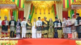 Ketua MPR RI, H. Ahmad Muzani, resmi dianugerahi gelar adat Datok Seri Diwangsa Wira Perdana oleh Lembaga Adat Melayu (LAM) Kepulauan Riau dalam sebuah upacara penuh khidmat di Balai Adat Seri Indra Sakti, Kawasan Gurindam 12, Tanjungpinang. Foto: INIKEPRI.COM