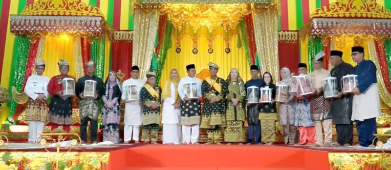 Ketua MPR RI, H. Ahmad Muzani, resmi dianugerahi gelar adat Datok Seri Diwangsa Wira Perdana oleh Lembaga Adat Melayu (LAM) Kepulauan Riau dalam sebuah upacara penuh khidmat di Balai Adat Seri Indra Sakti, Kawasan Gurindam 12, Tanjungpinang. Foto: INIKEPRI.COM
