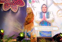 Ketua Dewan Kerajinan Nasional Daerah (Dekranasda) Kota Batam, Erlita Amsakar, tampil memukau dalam peragaan busana pada Dekrafest Kepri 2025. Foto: INIKEPRI.COM/Media Center Batam 