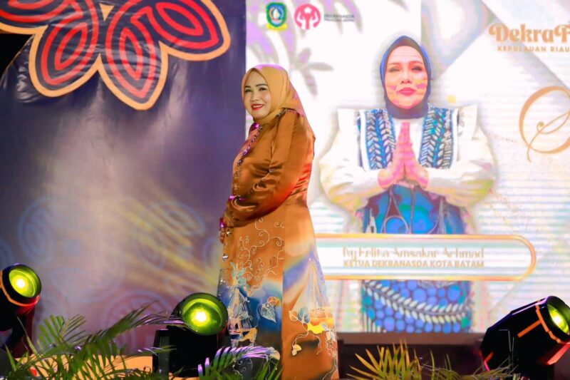 Ketua Dewan Kerajinan Nasional Daerah (Dekranasda) Kota Batam, Erlita Amsakar, tampil memukau dalam peragaan busana pada Dekrafest Kepri 2025. Foto: INIKEPRI.COM/Media Center Batam 