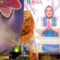 Ketua Dewan Kerajinan Nasional Daerah (Dekranasda) Kota Batam, Erlita Amsakar, tampil memukau dalam peragaan busana pada Dekrafest Kepri 2025. Foto: INIKEPRI.COM/Media Center Batam 