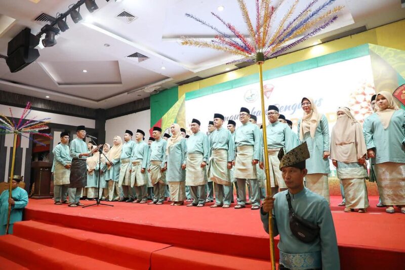 Wali Kota Batam, Amsakar Achmad, mengukuhkan Pengurus Kerukunan Keluarga Besar Masyarakat Kabupaten Karimun-Batam dan Barisan Keamanan Daerah (Kerabat Barkad). Foto: INIKEPRI.COM