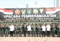 Wali Kota Batam, Amsakar Achmad, menghadiri upacara pemberangkatan Satuan Tugas Pengamanan Perbatasan (Satgas Pamtas) RI–PNG Kewilayahan Yonif 136/Tuah Sakti di Pelabuhan Batu Ampar, Senin (17/11/2025). Foto: INIKEPRI.COM/Media Center Batam
