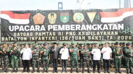 Wali Kota Batam, Amsakar Achmad, menghadiri upacara pemberangkatan Satuan Tugas Pengamanan Perbatasan (Satgas Pamtas) RI–PNG Kewilayahan Yonif 136/Tuah Sakti di Pelabuhan Batu Ampar, Senin (17/11/2025). Foto: INIKEPRI.COM/Media Center Batam
