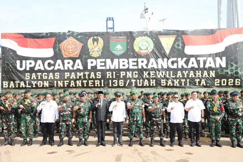 Wali Kota Batam, Amsakar Achmad, menghadiri upacara pemberangkatan Satuan Tugas Pengamanan Perbatasan (Satgas Pamtas) RI–PNG Kewilayahan Yonif 136/Tuah Sakti di Pelabuhan Batu Ampar, Senin (17/11/2025). Foto: INIKEPRI.COM/Media Center Batam

