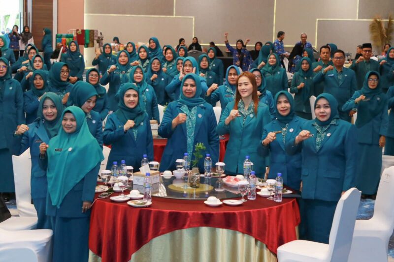 Ketua Tim Penggerak Pemberdayaan dan Kesejahteraan Keluarga (TP-PKK) Kota Batam, Erlita Amsakar, memimpin langsung rombongan PKK Batam pada Rapat Kerja Daerah (Rakerda) dan Jambore TP-PKK Provinsi Kepulauan Riau Tahun 2025 di Bintan Argo Resort, Senin (17/11/2025). Foto: INIKEPRI.COM