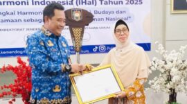 Kota Batam meraih Piagam Penghargaan Indeks Harmoni Indonesia (IHaI) 2025 dari Kementerian Dalam Negeri Republik Indonesia (Kemendagri) Penghargaan tersebut diserahkan dalam kegiatan yang digelar Direktorat Jenderal Politik dan Pemerintahan Umum, di Gedung Kemendagri, Jakarta Pusat, Senin (17/11/2025). Foto: INIKEPRI.COM