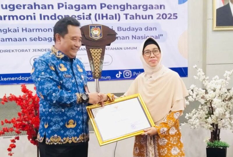 Kota Batam meraih Piagam Penghargaan Indeks Harmoni Indonesia (IHaI) 2025 dari Kementerian Dalam Negeri Republik Indonesia (Kemendagri) Penghargaan tersebut diserahkan dalam kegiatan yang digelar Direktorat Jenderal Politik dan Pemerintahan Umum, di Gedung Kemendagri, Jakarta Pusat, Senin (17/11/2025). Foto: INIKEPRI.COM