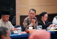 Wali Kota Batam, Amsakar Achmad, bersama Wakil Wali Kota Batam, Li Claudia Chandra, memimpin Rapat Koordinasi Penanganan Persampahan Kota Batam Tahun 2025 di Aula Engku Hamidah, Kantor Wali Kota Batam, Senin (17/11/2025) malam. Foto: INIKEPRI.COM/Media Center Batam 