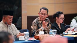 Wali Kota Batam, Amsakar Achmad, bersama Wakil Wali Kota Batam, Li Claudia Chandra, memimpin Rapat Koordinasi Penanganan Persampahan Kota Batam Tahun 2025 di Aula Engku Hamidah, Kantor Wali Kota Batam, Senin (17/11/2025) malam. Foto: INIKEPRI.COM/Media Center Batam 