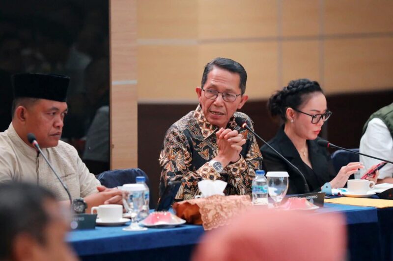 Wali Kota Batam, Amsakar Achmad, bersama Wakil Wali Kota Batam, Li Claudia Chandra, memimpin Rapat Koordinasi Penanganan Persampahan Kota Batam Tahun 2025 di Aula Engku Hamidah, Kantor Wali Kota Batam, Senin (17/11/2025) malam. Foto: INIKEPRI.COM/Media Center Batam 