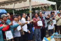 Wali Kota Batam Amsakar Achmad bersama Wakil Wali Kota Li Claudia Chandra menyerahkan bantuan sarana dan prasarana perikanan tangkap kepada nelayan dari empat kecamatan Galang, Bulang, Belakang Padang, dan Bengkong di Gedung Seksi Agrobisnis BP Batam Fisherism Tanjung Riau, Sekupang, Kamis (20/11/2025). Foto: INIKEPRI.COM
