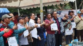 Wali Kota Batam Amsakar Achmad bersama Wakil Wali Kota Li Claudia Chandra menyerahkan bantuan sarana dan prasarana perikanan tangkap kepada nelayan dari empat kecamatan Galang, Bulang, Belakang Padang, dan Bengkong di Gedung Seksi Agrobisnis BP Batam Fisherism Tanjung Riau, Sekupang, Kamis (20/11/2025). Foto: INIKEPRI.COM
