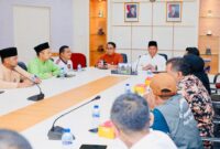 Sekretaris Daerah (Sekda) Kota Batam, Firmansyah, mewakili Wali Kota Batam, Amsakar Achmad, saat menerima audiensi perwakilan Forum Komunikasi Warga Jalan Tengku Sulung (Tengku Sulung Squad). Foto: INIKEPRI.COM/Media Center Batam 